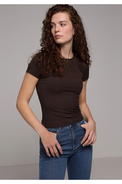 Colin's تي شيرت نسائي بني بأكمام قصيرة وياقة مستديرة وقصة ضيقة