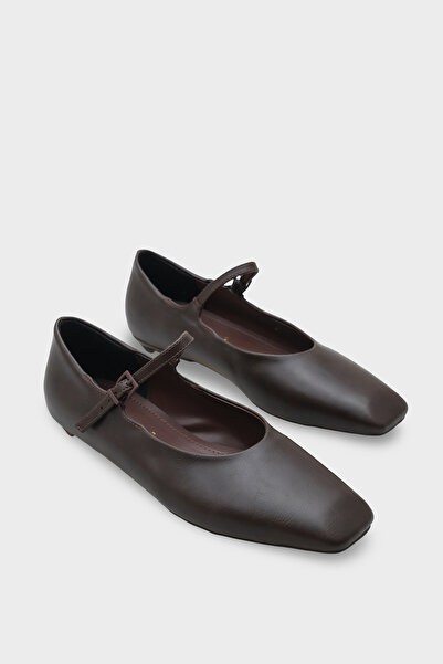 Capone Outfitters حذاء نسائي يومي بكعب مسطح وحزام بإبزيم من نيك توك، ذو مقدمة...