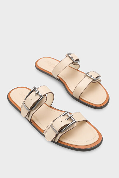 Capone Outfitters شبشب نسائي بكعب مسطح ومشبك مزدوج من مادالين