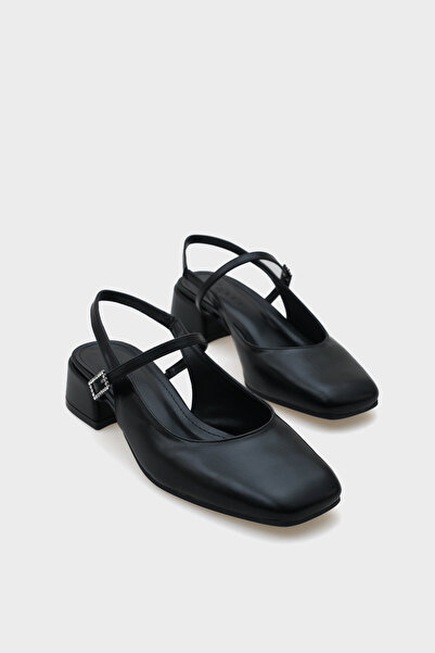 Capone Outfitters حذاء شانا ماري جين بإبزيم حجري وكعب متوسط ​​للنساء