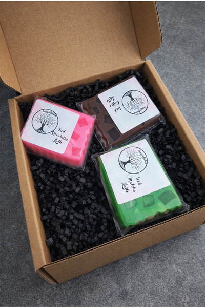 Tomris Hatun مجموعة من 3 صابونات آيسد لاتيه، آيسد ماتشا لاتيه، آيسد فراولة لا...