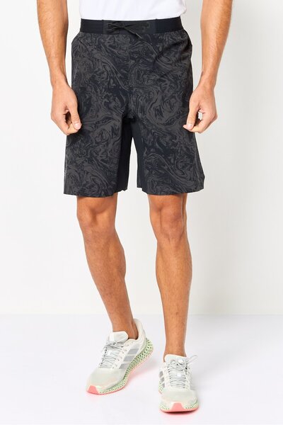 Under Armour شورت رياضي رجالي فضفاض مطبوع برباط، رمادي