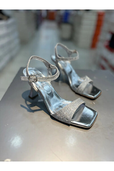 Hacıoğlu Ayakkabı حذاء سهرة نسائي فضي مفتوح بكعب متوسط من Serrace