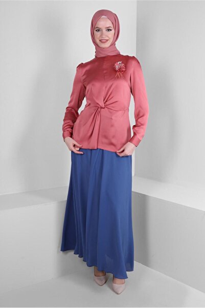 Alvina بلوزة من الساتان المربوط مع إكسسوارات الزهور 43572