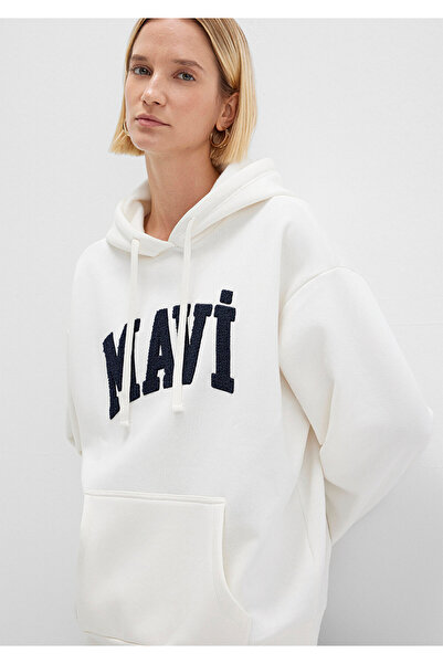 Mavi Logo Nakışlı Kapüşonlu Beyaz Sweatshirt Oversize / Geniş Kesim 1S10175-8...