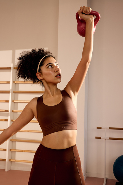 Penti حمالة صدر رياضية براون Stretch-360 ذات دعم متوسط ​​Flexline