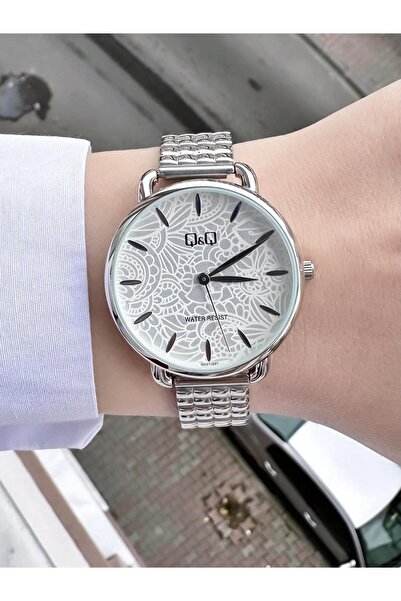 Q&Q ساعة يد نسائية بسلك معدني