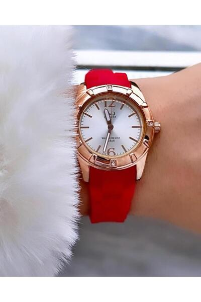 Q&Q ساعة يد نسائية بحبل بلاستيكي