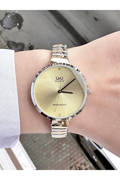 Q&Q ساعة يد نسائية بسلك معدني