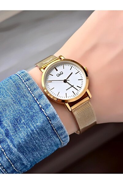 Q&Q ساعة يد نسائية بسوار من الخوص ذهبي اللون