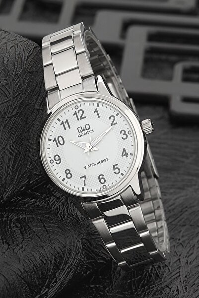 Q&Q ساعة يد نسائية ذات حبل معدني ريترو بسيط