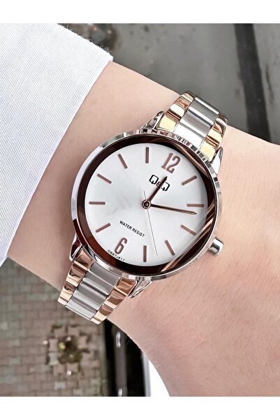 Q&Q ساعة يد نسائية بسلك معدني