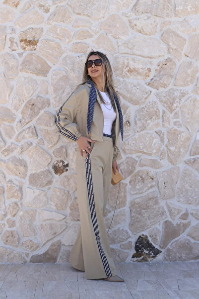 bytugcekaya Bej Fular Detaylı Premium Yazı Şeritli Ceket Takım