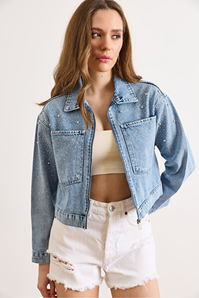 Olalook Kadın Açık Mavi Taş Payet Detaylı Yıkanmış Crop Denim Ceket CKT-19000523