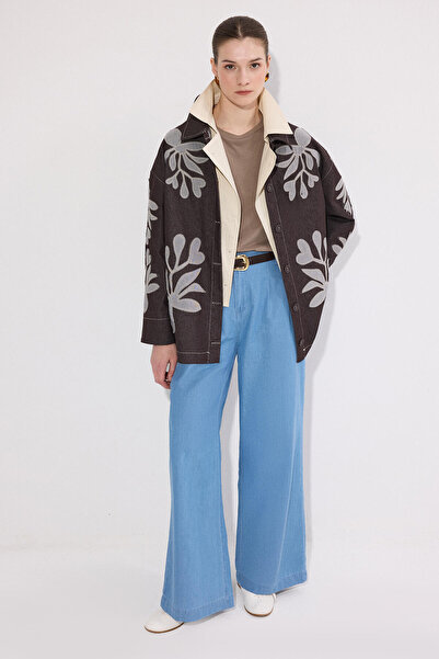 Touché Privé جاكيت دنيم مطرز ومزين بالتطريز مع حزام