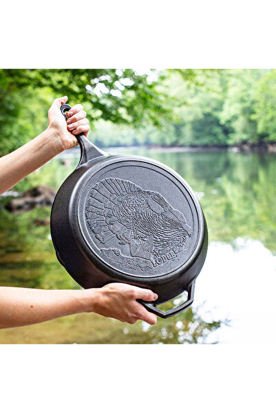 Lodge سلسلة الحياة البرية ™   مقلاة تركية من الحديد الزهر مقاس 13.25 بوصة