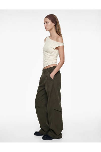 Koton εφαρμοστό Ασύμμετρη κοπή αμάνικη μπλούζα με λαιμόκοψη με δαντέλα