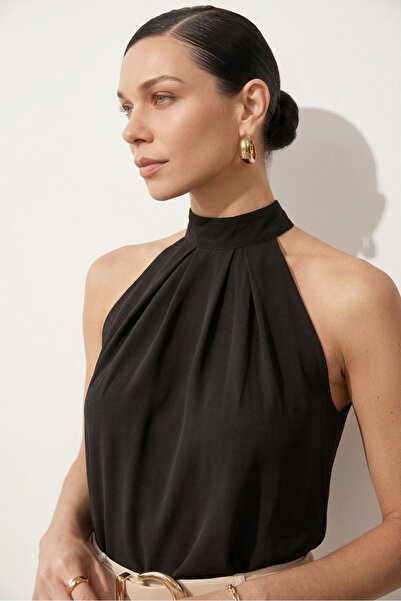 MELA ROSSA Γυναικεία μαύρη μπλούζα με ψηλό λαιμό, με κουμπιά, αμάνικη, πλισέ,...