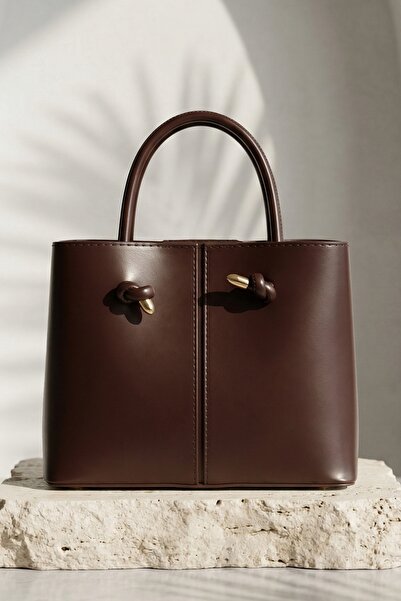 InStyle Četvrtasta šivana ženska torba za ruke i ramena u tamno smeđoj boji