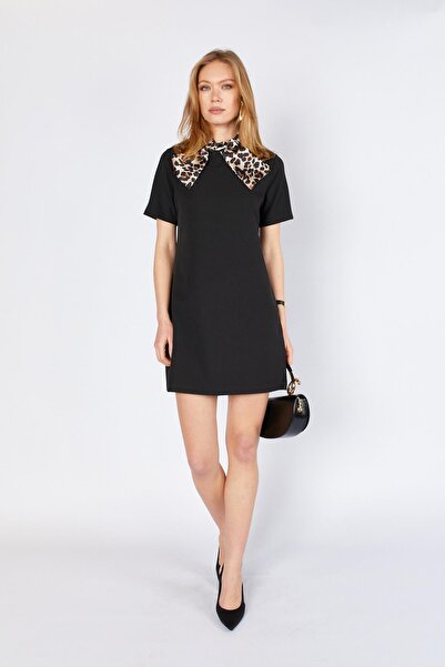 TENA Rochie mini neagră 5704 pentru femei, cu mânecă scurtă și eșarfă la guler