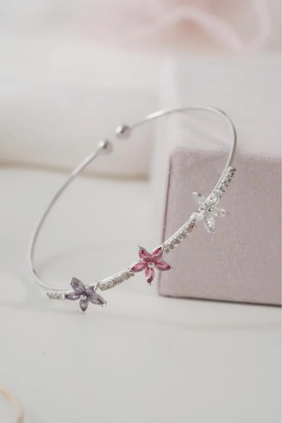 AŞIK ACCESSORIES سوار ملون مرصع بالأحجار على شكل زهرة