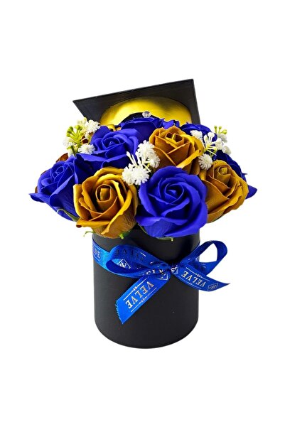 velve Ανθοσύνθεση για αποφοίτηση σε βασιλικό μπλε, με τριαντάφυλλα από σαπούν...