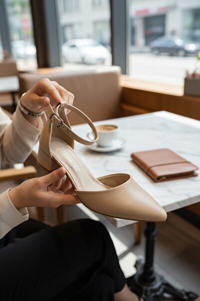 enoch Kadın Badem Burunlu Dekolte Detaylı Alçak Blok Topuklu Bilekten Kemerli...