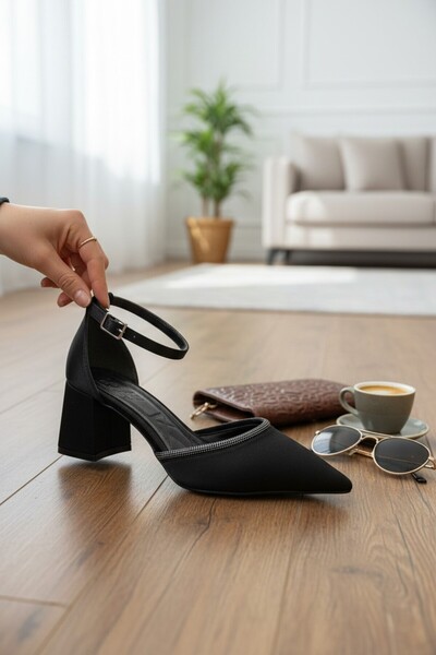 enoch حذاء نسائي ذو مقدمة مدببة وكعب متوسط ​​الارتفاع مزين بالكريستال وشريط م...