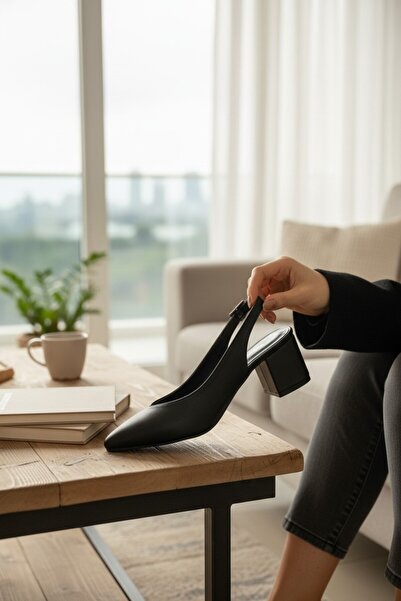 enoch حذاء نسائي بمقدمة مدببة وكعب متوسط ​​سميك ومفتوح من الخلف