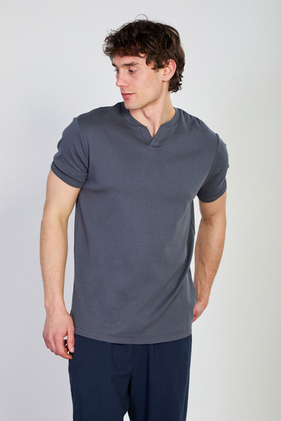 BARRELS AND OIL Men's ribbed t-shirt with collar detail - anthracite