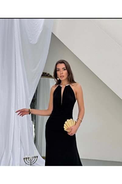 Perry Boutique فستان ماكسي أسود بتفاصيل قلادة وظهر مكشوف