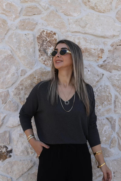 bytugcekaya Μπλούζα με λεπτομέρεια V σε ανθρακί