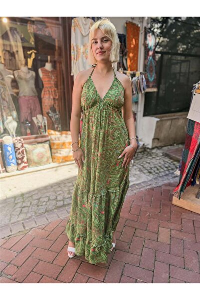 Miss Boheme فستان حريري مفتوح الظهر بلون أخضر مع تفاصيل ذهبية