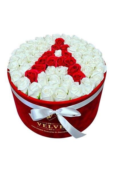 velve Ανθοσύνθεση λίτερα Α με 55 τριαντάφυλλα από σαπούνι σε στρογγυλή καρφέλ...