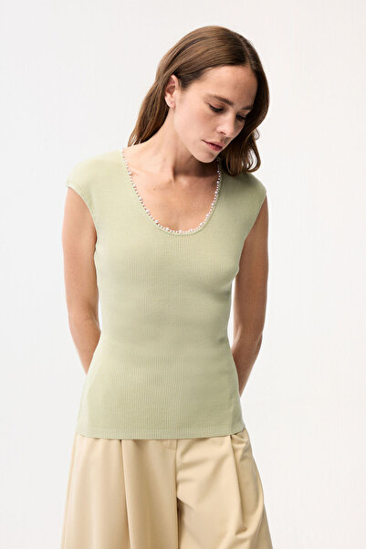 adL Yakası İnci İşemeli Triko Bluz