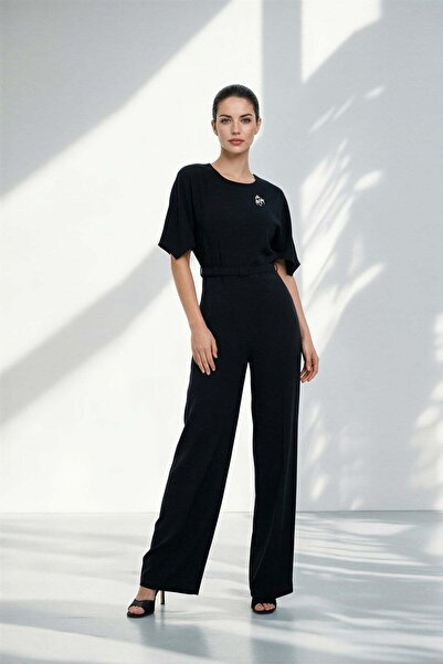 Setre Siyah Broş Detaylı Tam Kalıp Kısa Kollu Tulum