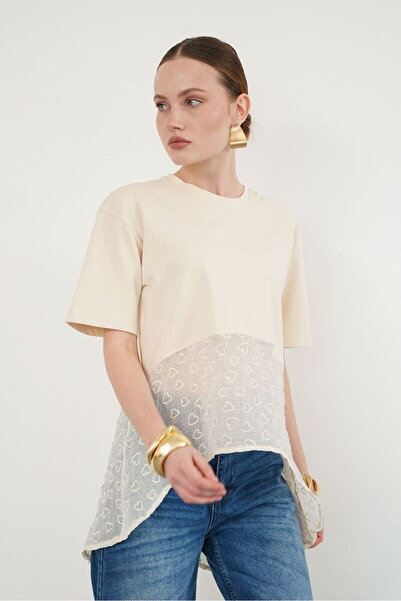 Caddebostan Moda تي شيرت نسائي بتفاصيل مطرزة وياقة دائرية ونقشة قلب