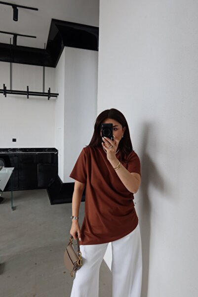 Özge Özgenç Plisirana i nabrana detaljna bluza