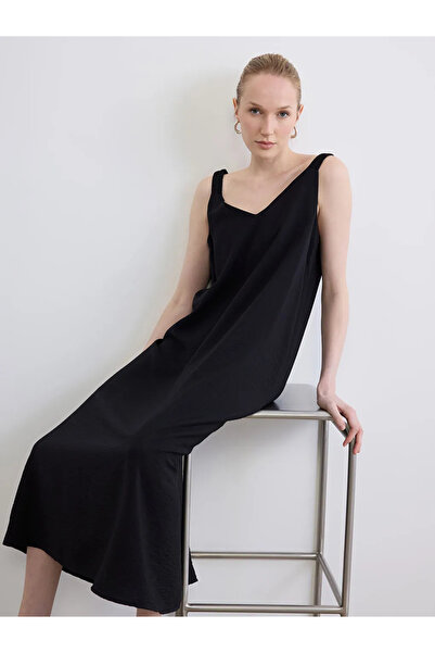 LC Waikiki LCW EVERYDAY Μαύρο φόρεμα σε γραμμή Α με λαιμόκοψη V και τιράντες