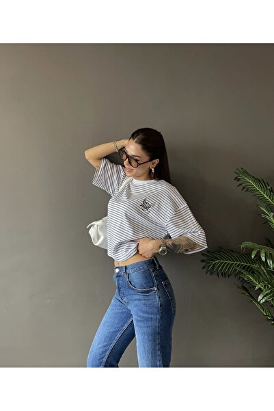 REMUX KADIN LACİVERT BEYAZ ÇİZGİLİ TAVŞAN NAKIŞ ÖRMELİ OVERSİZE CROP RETRO T-...