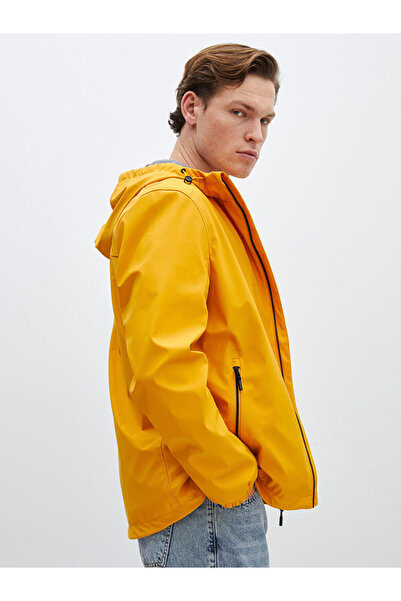 LC Waikiki معطف واق من المطر للرجال باللون الأصفر من ستاندرد نايل بغطاء رأس