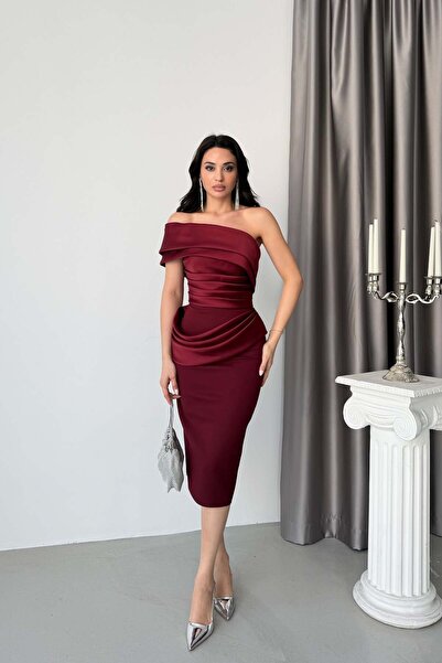 Serica Moda Βραδινό φόρεμα μίντι σε μπορντό χρώμα με λαιμόκοψη και λεπτομέρει...