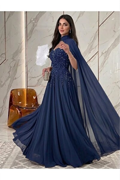 DVNA فستان سهرة دفنا باللون الكحلي الساحر مطرز بالترتر مع كيب انسيابي