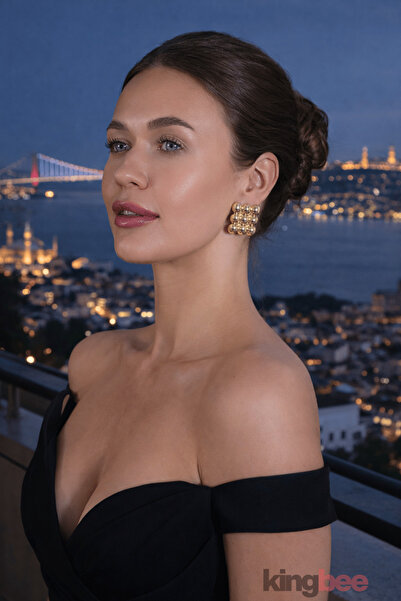 King Bee أقراط MNGO MODEL الذهبية ذات التصميم الهندسي - أقراط مربعة الشكل ذات...