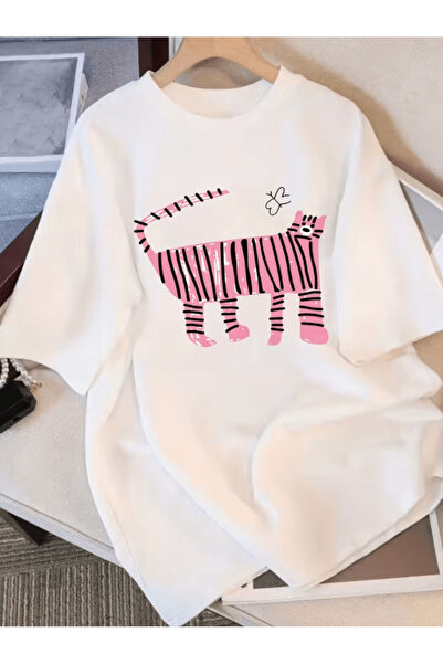 one button تي شيرت وردي اللون مطبوع عليه قطة باللون الوردي مقاس كبير