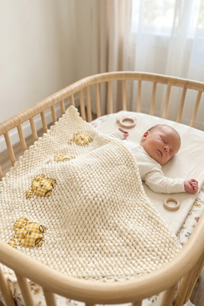 Tığ İşlemeli Bebek Battaniyesi 75×70cm – Yumuşak Bebe Yünü, Tavşan Motif İşlemeli