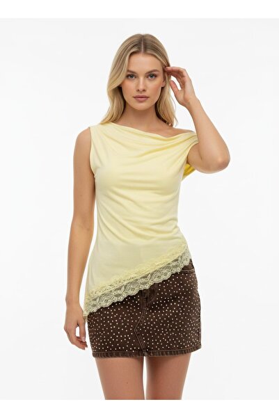 Noi Belis Ασύμμετρη φούστα με λαιμόκοψη καγιάκ και δαντέλα, πλεκτό μπλουζάκι ...