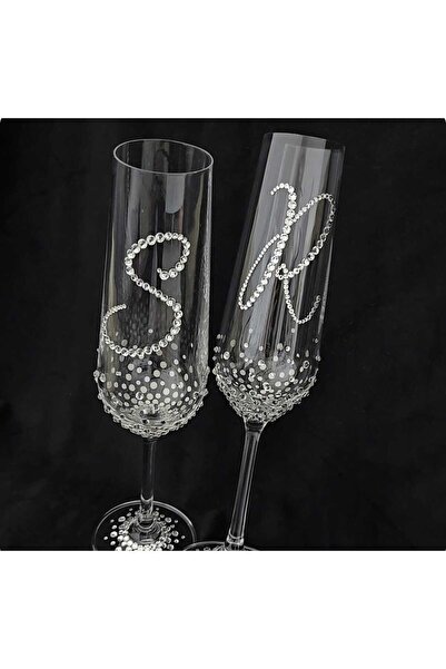 by Alexandra Vacarusi Set of 2 glasses for the bride and groom, personalized ...