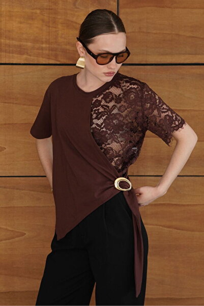 Caddebostan Moda Γυναικείο μπλουζάκι με δαντέλα, ασύμμετρη κοπή και σχέδιο V ...