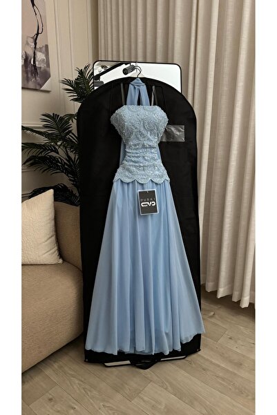 DUBAİ فستان سماوي أنيق ينبض بالنعومة والرقي، بلونه الهادئ الذي يعكس صفاء السماء